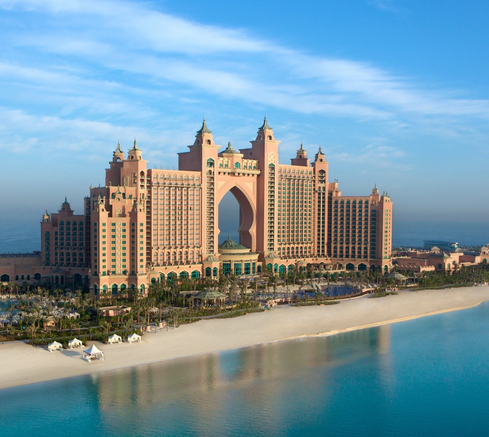 Vista aérea de um grande hotel com uma praia e um céu azul (atlântida, dubai, hotel)