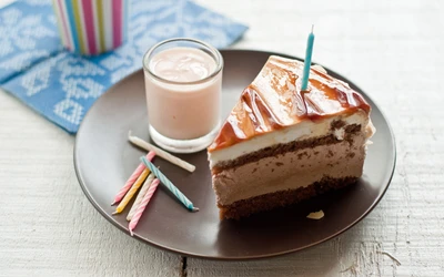 Leckere Geburtstagskäsekuchen mit Kerzen und Dessertshot