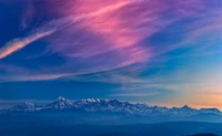 Chaîne de montagnes majestueuse sous un ciel d'aube vibrant