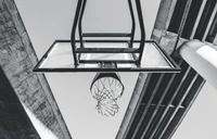 Ilustración en monocromo de un aro de baloncesto bajo arquitectura urbana