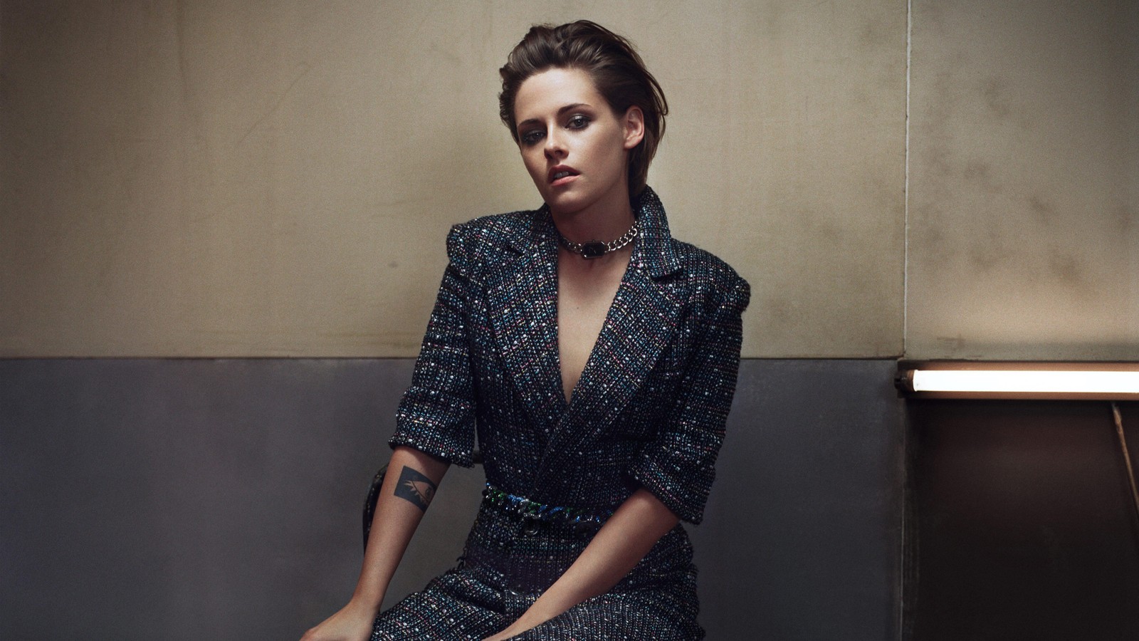 Image d'une femme assise sur un tabouret dans une pièce (kristen stewart, coiffure, manche, épaule, collier)