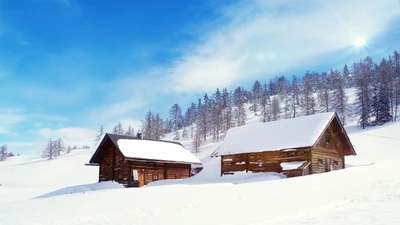 Paysage d'hiver serein avec des cabanes en rondins couvertes de neige contre un majestueux arrière-plan de montagne