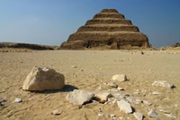 Pyramide ancienne dans le désert égyptien : un monument d'importance historique