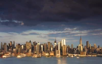 Manhattan Skyline: Eine atemberaubende urbane Metropole unter dramatischen Himmeln.