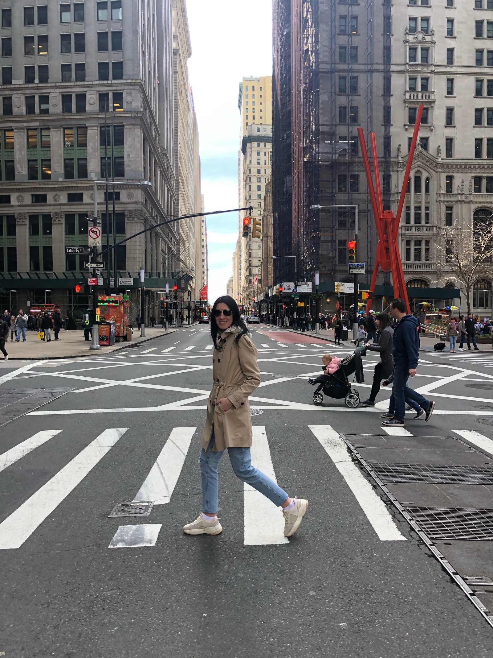 Chica árabe cruzando la calle en una ciudad con gente alrededor (área urbana, ropa, camino, paso peatonal, calle)