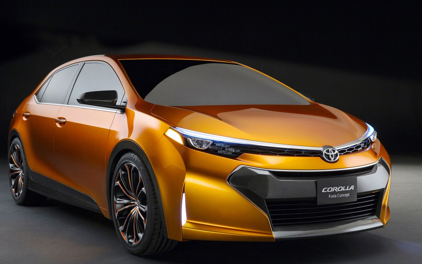 Un primer plano de un coche conceptual toyota corolla en una habitación oscura (coche, toyota, coche compacto, amarillo, toyota corolla)