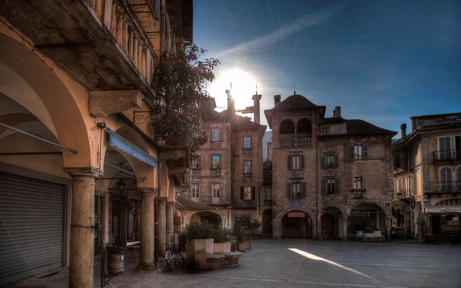 Une vue éclairée d'une rue avec un bâtiment et une tour de l'horloge (ville, rue, quartier, bâtiment, ruelle)