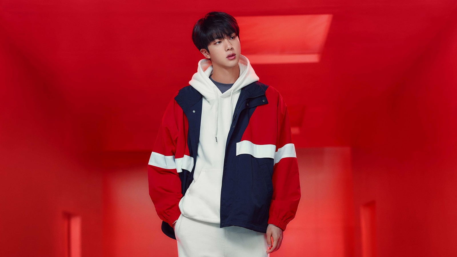 Un homme en veste rouge et blanche se tient dans une pièce rouge (bts, bangtan boys, bangtang boys, 방탄소년단, groupe de garçons coréens de k pop)