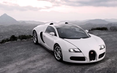 Eleganter Bugatti Veyron parkt vor einer dramatischen Bergkulisse.