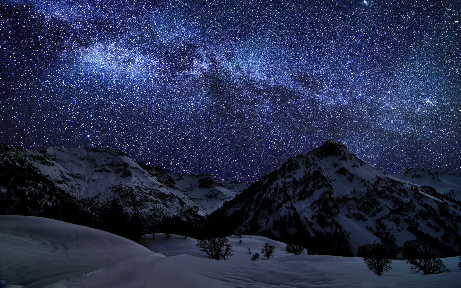 Uma vista da via láctea e das estrelas acima das montanhas (montanhas glaciais, via láctea, coberto de neve, tempo noturno, paisagem)