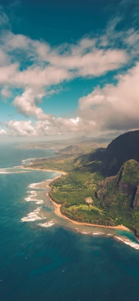 Planalto montanhoso com vista para águas costeiras e crista coberta de nuvens