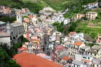 Un pittoresque village de montagne avec des maisons colorées nichées dans une verdure luxuriante, présentant un quartier résidentiel vibrant et un charmant aménagement urbain.