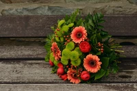 Lebendiger Strauß aus Gerbera und Frühlingsblüten