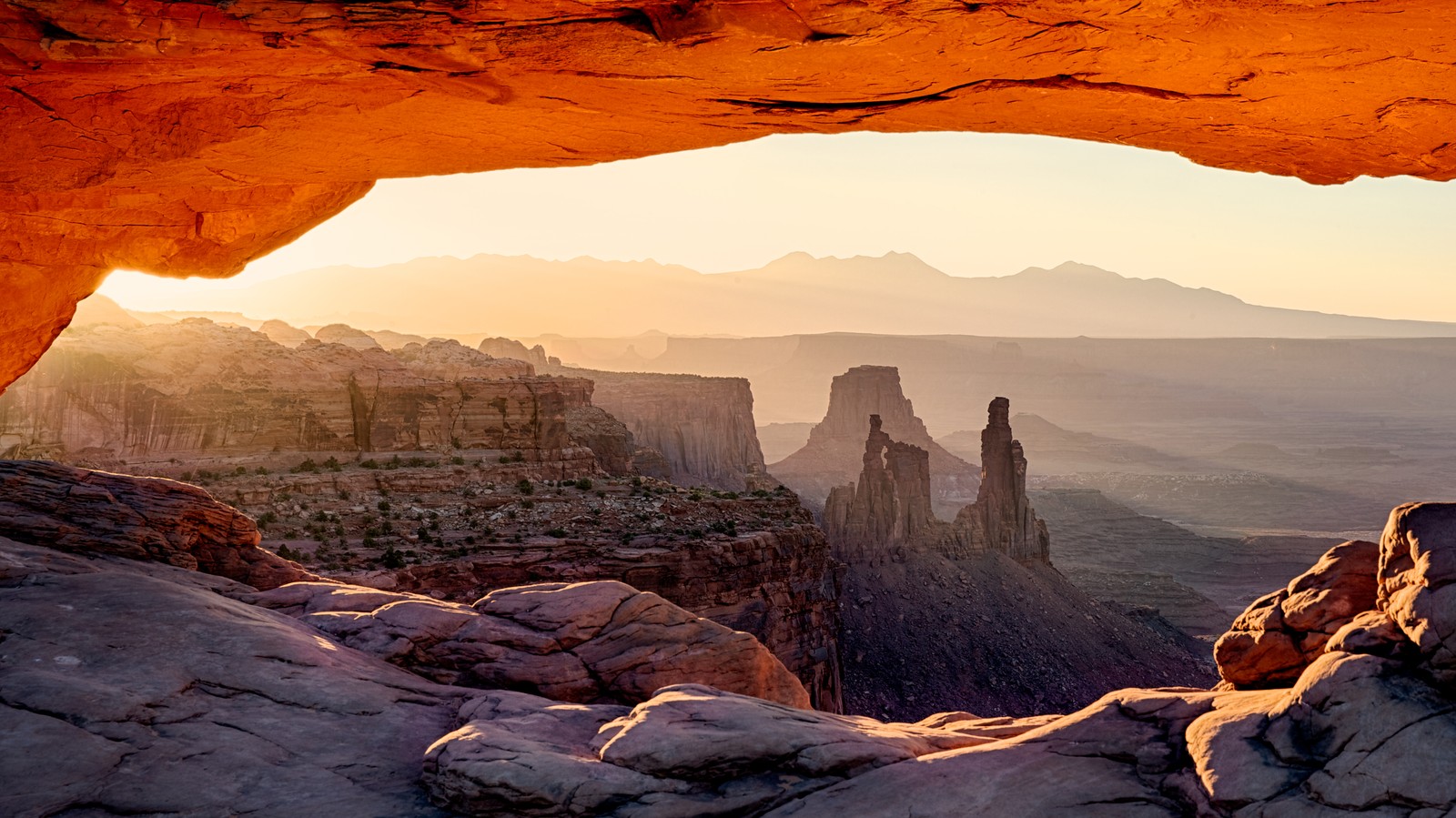 Vue aérienne d'un canyon avec vue sur les montagnes (arc de mesa, parc national de capitol reef, capitol reef national park, parc national de zion, zion national park)