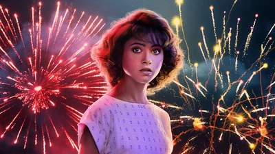 Nancy Wheeler em meio a fogos de artifício vibrantes, capturando um momento de intriga e suspense de "Stranger Things".