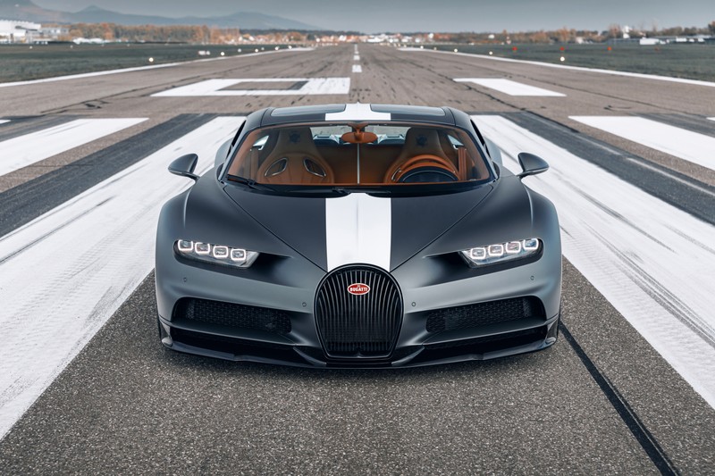 Близкий план автомобиля bugatti на взлетной полосе (bugatti chiron sport легенды неба, 5k, машины, обои 4k)