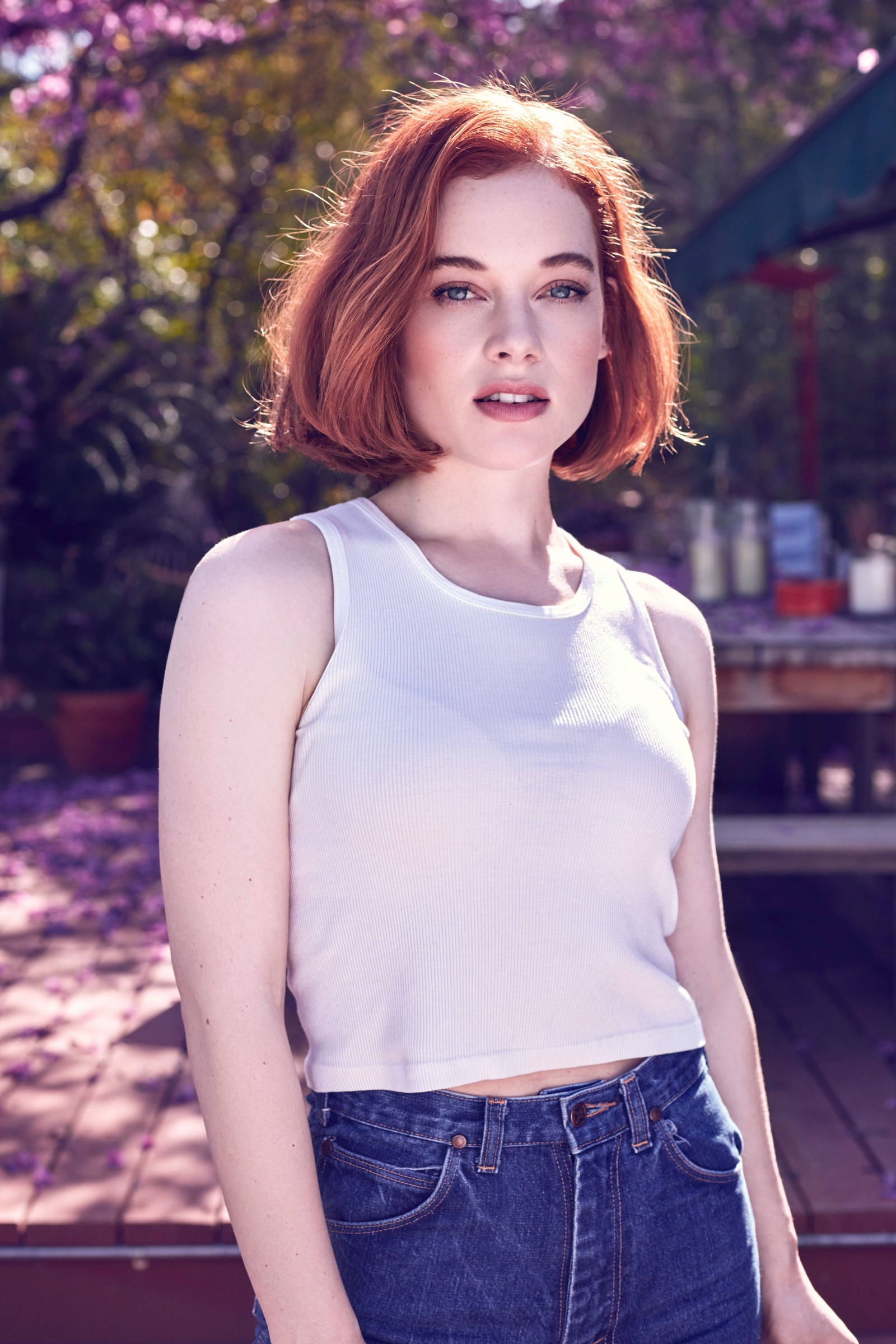 Une femme aux cheveux rouges et en haut blanc posant pour une photo (jane levy, actrice américaine, portrait, belle actrice, 5k)