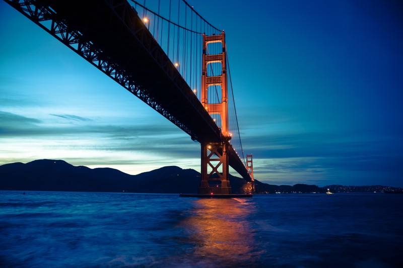 Вид на мост золотые ворота ночью с воды (мост золотые ворота, golden gate bridge, подвесной мост, сан франциско, калифорния)