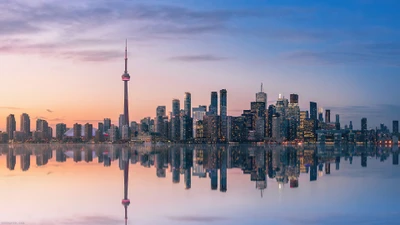 Silhouette de Toronto au coucher du soleil : Une réflexion tranquille