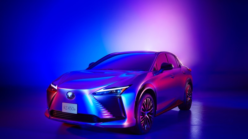 Близкий план автомобиля с синим и фиолетовым светом (lexus rz 450e, электрический внедорожник, 2023, 5k, машины)