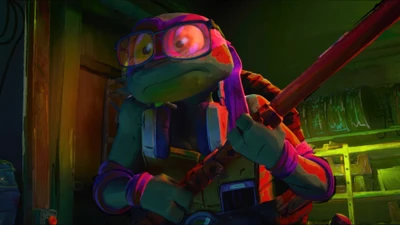 Donatello aus "Teenage Mutant Ninja Turtles: Mutant Mayhem" (2023) in einer lebhaften, neonbeleuchteten Umgebung, mit seiner charakteristischen Waffe.