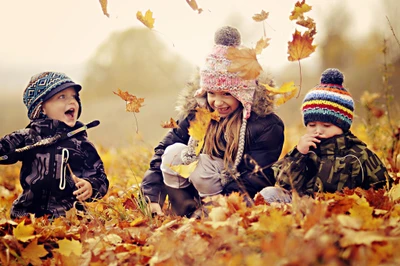 Festival de Otoño Alegre: Niños jugando en hojas