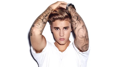 Justin Bieber: Ícone pop com tatuagens contra um fundo branco