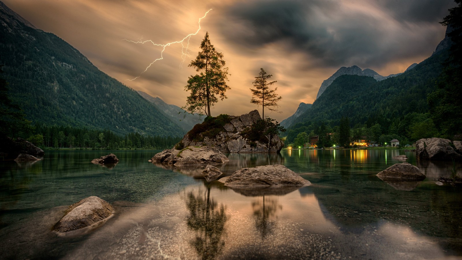 Imagen impactante de un rayo golpeando sobre un lago montañés (nube, agua, planta, montaña, atmósfera)