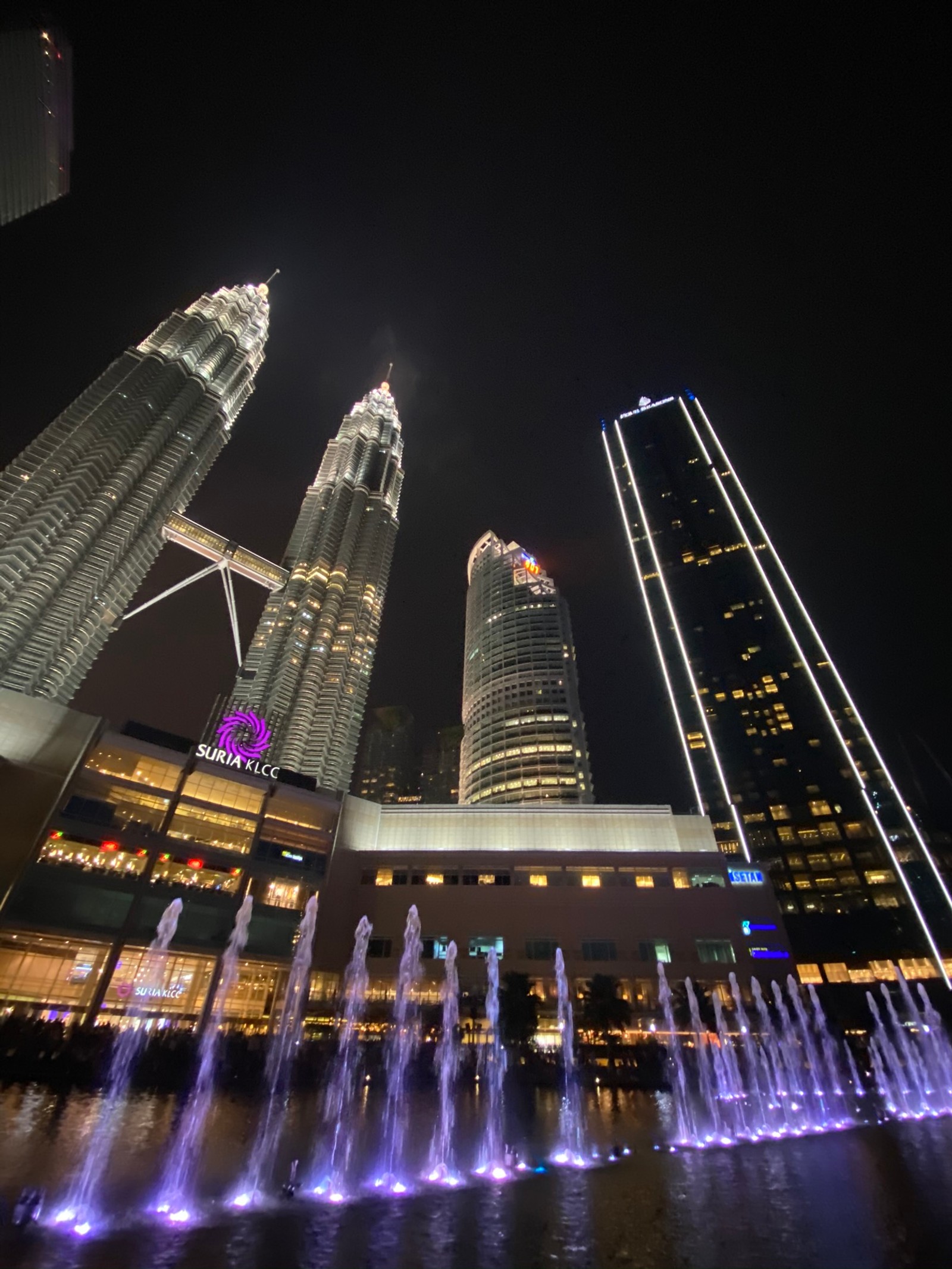 Fonte de girafa em frente ao horizonte da cidade à noite (torres petronas, kuala lumpur, corpo de água, noite, fonte)