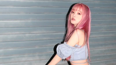 Seunghee d'Oh My Girl pose avec confiance avec des cheveux rose pastel sur un fond texturé, dégageant un charme juvénile et une esthétique K-pop vibrante.