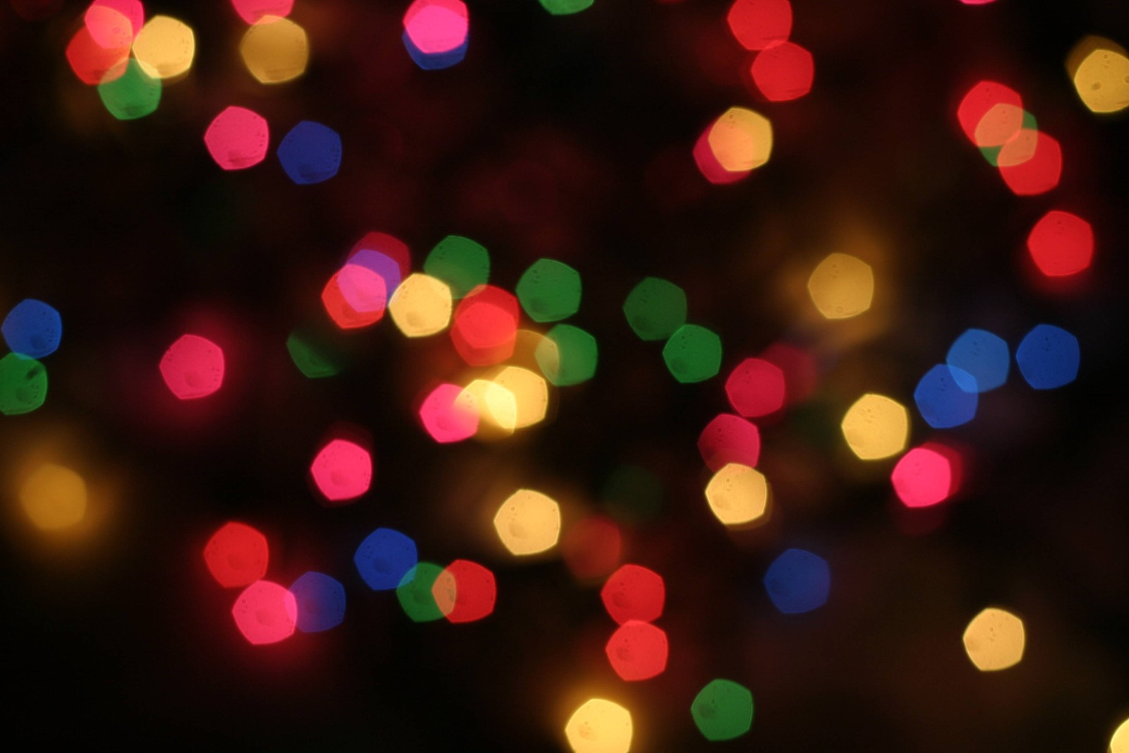 Luzes brilhantes brilhando intensamente em um fundo escuro (bokeh, iluminação, luz, luzes de natal, decoração)