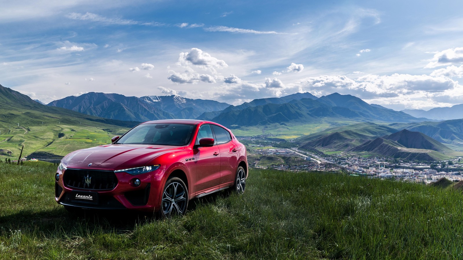 Красный маслкар припаркован на травяном холме с видом на долину (машины, maserati, облако, колесо, шина)