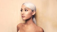 Retrato en primer plano de Ariana Grande con iluminación suave