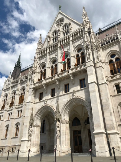 Majestuosa fachada gótica de un palacio histórico con arcos intrincados y agujas