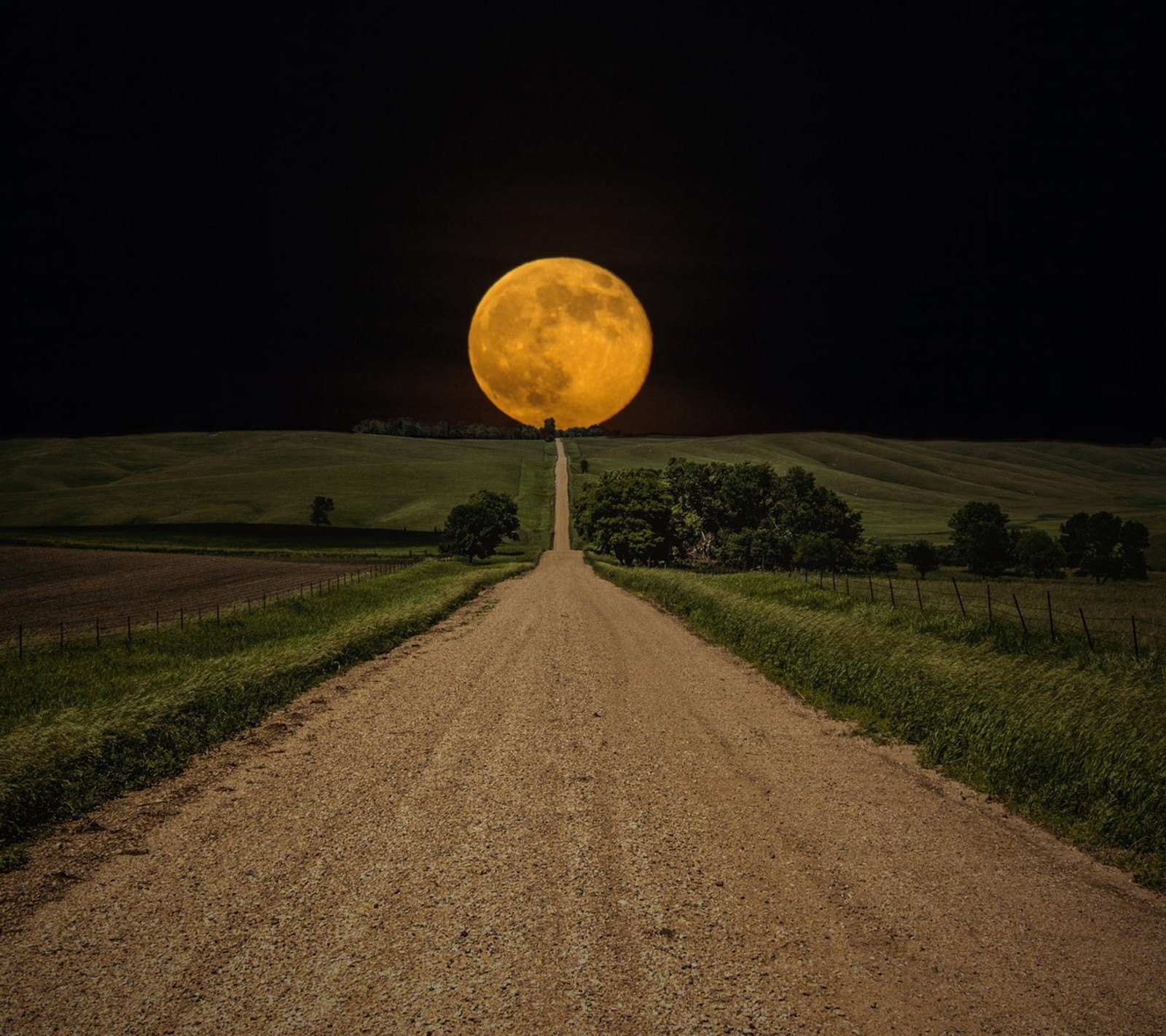 Vue aérienne d'un chemin de terre avec une pleine lune en arrière-plan (lune, route)