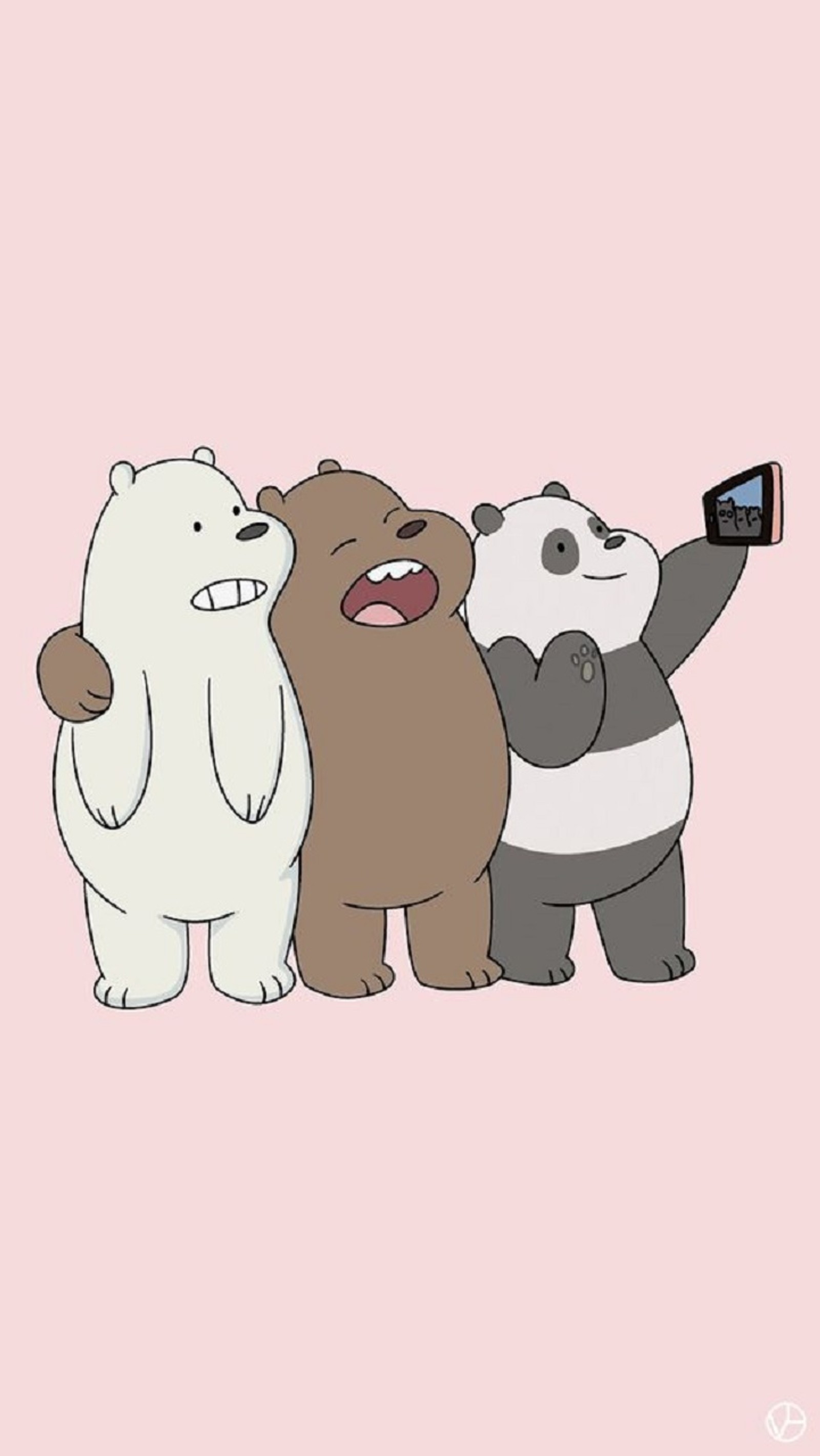 Tres osos están de pie uno al lado del otro y uno sostiene un teléfono celular (animal, osos)