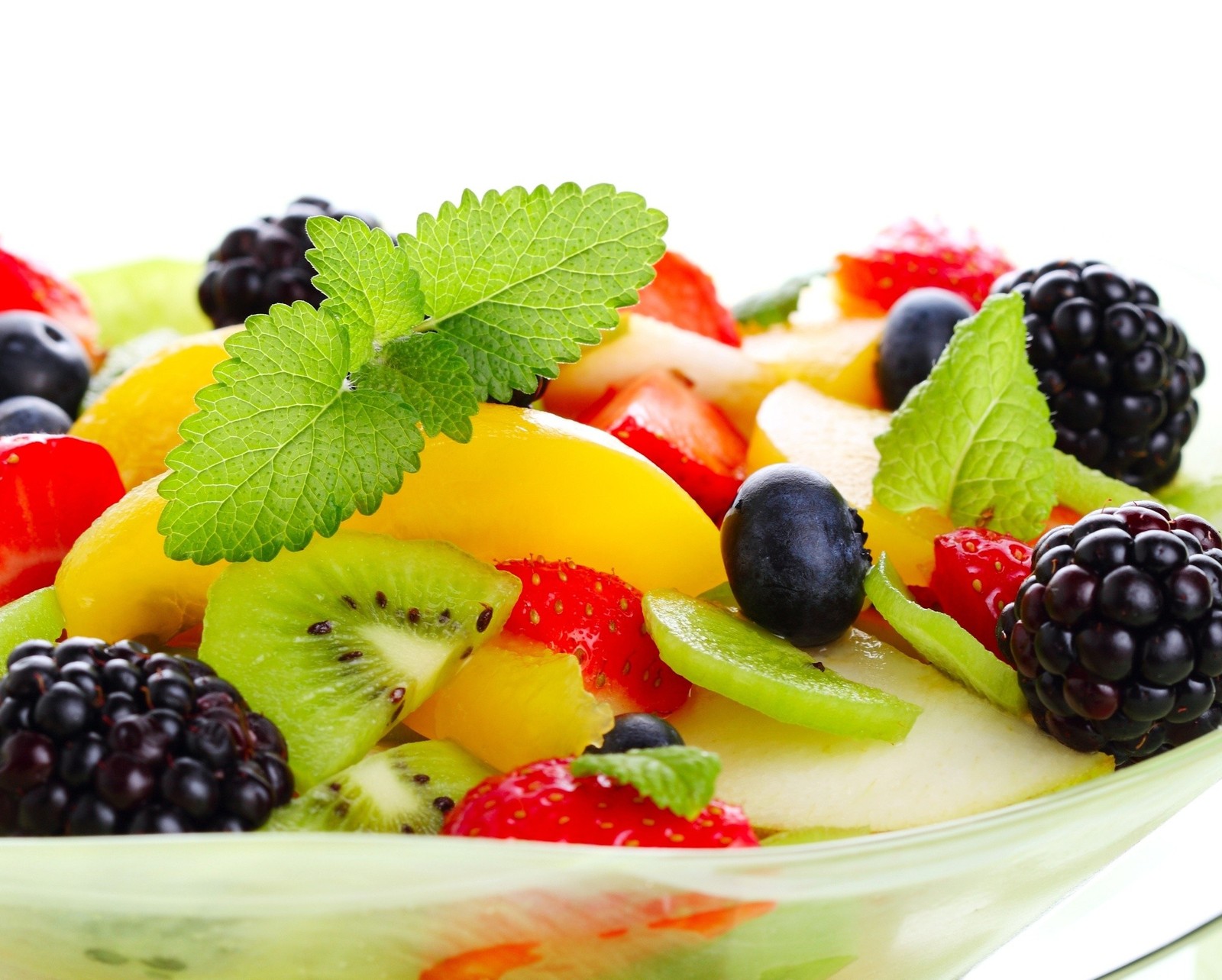 Eine schüssel obstsalat mit kiwi, erdbeeren und brombeeren (beere, frucht, kiwi, ment)