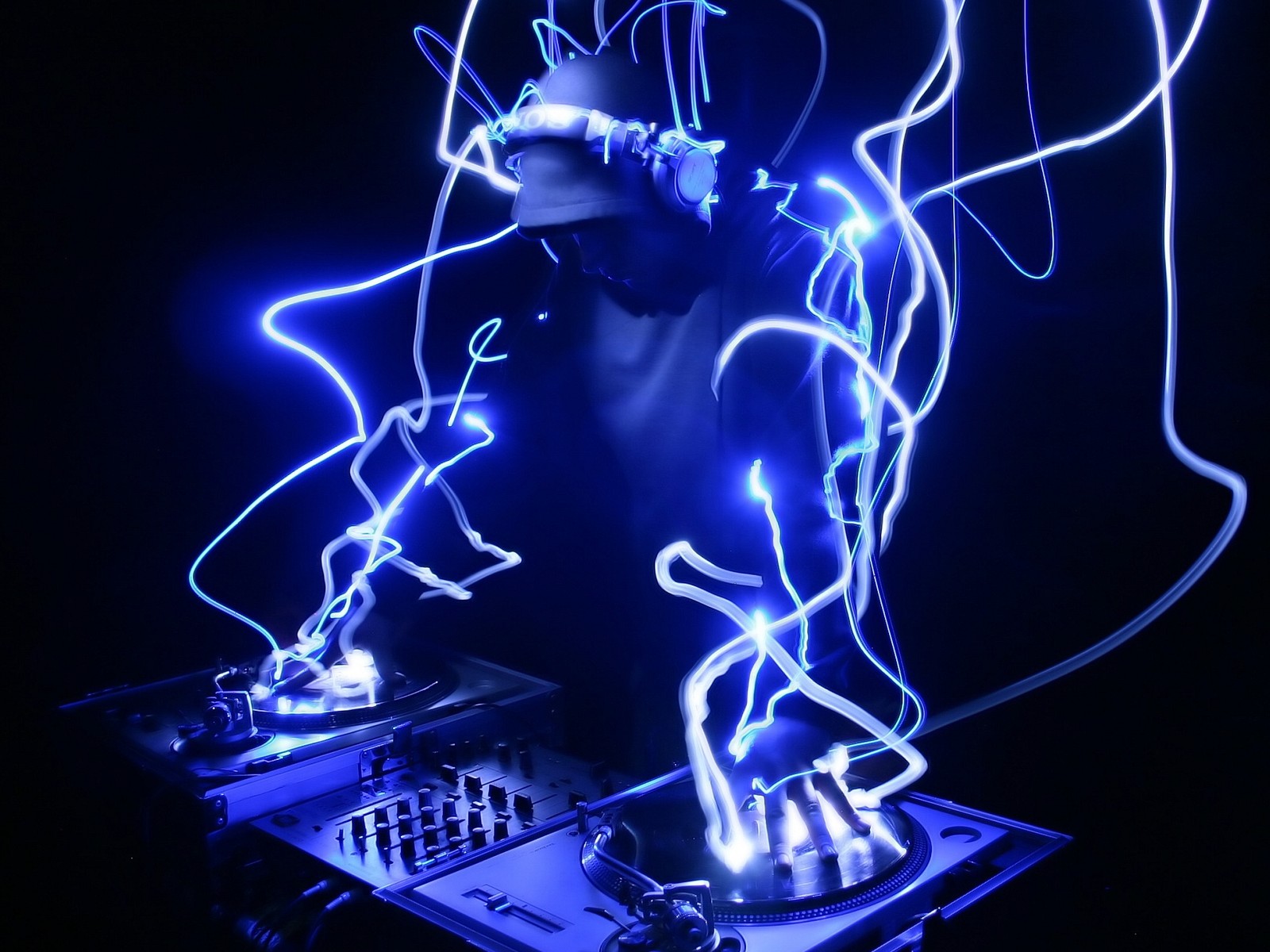 Imagen de un dj tocando música con luz azul (dj, neón)