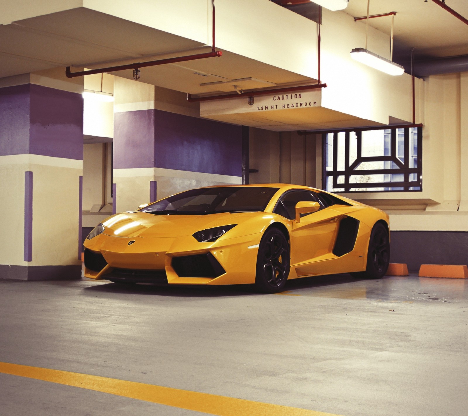 Um close de um carro esportivo amarelo estacionado em uma garagem (garagem, lambo, lamborghini, supercarro, amarelo)