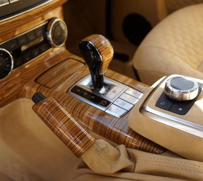 Detalles de lujo en el interior de un Mercedes AMG con elegante acabado de madera