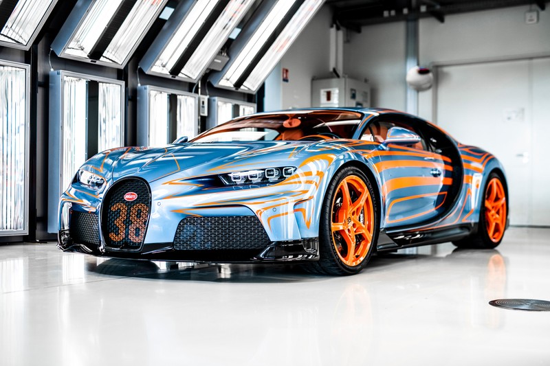 Крупный план автомобиля с оранжевыми колесами в здании (bugatti chiron super sport ваг де люмьер, bugatti chiron super sport vague de lumière, ограниченное издание, 2022, машины)