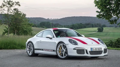 Porsche 911 R: Удивительное сочетание производительности и элегантности на живописном пейзаже