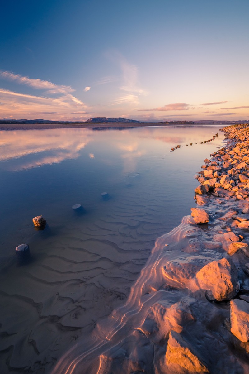 Вид сверху на водоём с камнями и песком (вода, облако, водные ресурсы, атмосфера, природный пейзаж)