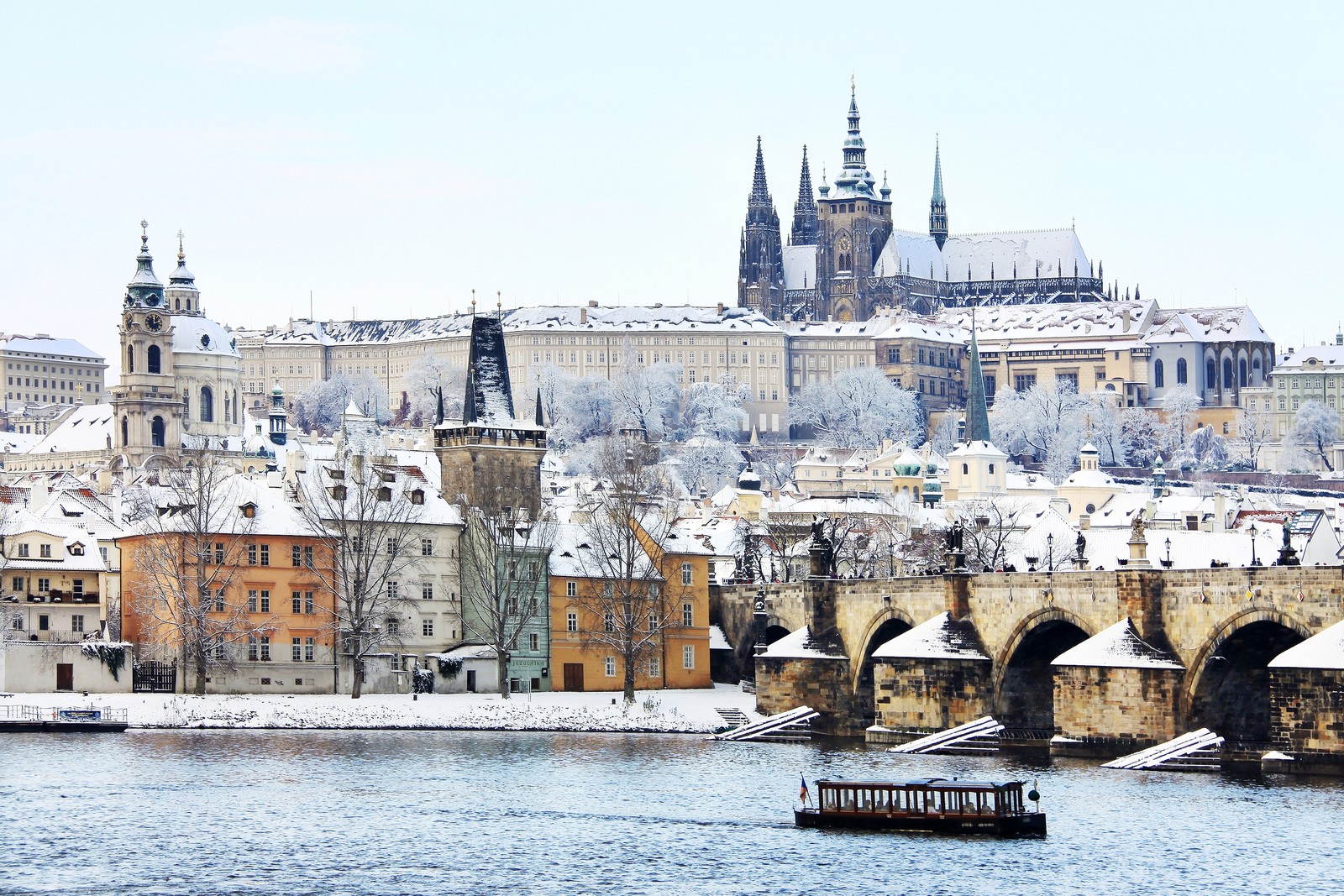 Uma vista de uma cidade com uma ponte e um rio (cidade, edifício, neve, tours, arquitetura medieval)