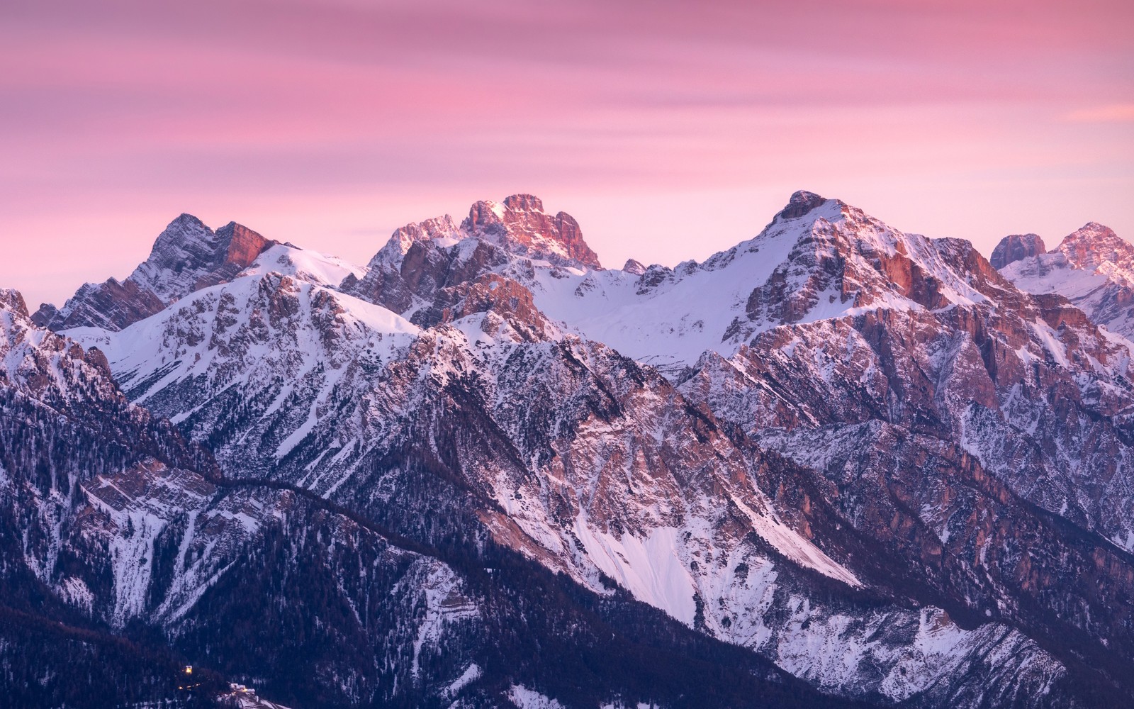 Горы, покрытые снегом на закате с розовым небом (доломиты, dolomites, kronplatz mountain, италия, розовое небо)