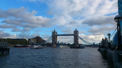 Puente de la Torre que cruza el río Támesis bajo un cielo nublado