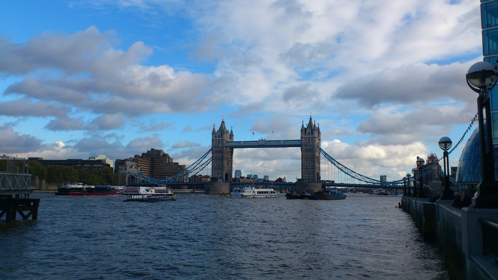 Вид на мост через реку с лодками в воде (tower bridge, лондонская башня, река темза, лондонский мост, london bridge)