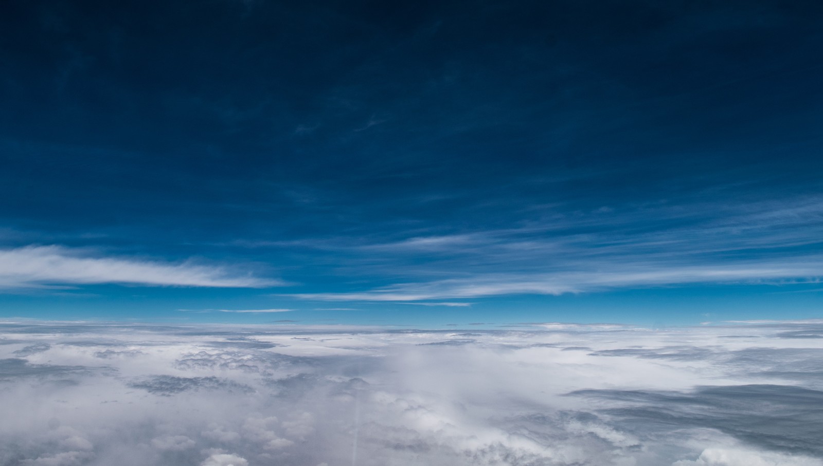 Une vue du ciel bleu avec des nuages et une aile d'avion. (cumulus, nuage, atmosphère, bleu, journée)