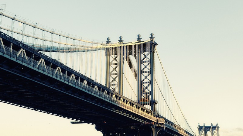 Воздушный вид на мост с лодкой, проходящей под ним (мост манхэттен, manhattan bridge, мост, подвесной мост, экстрадозный мост)