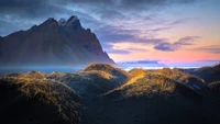 Montañas majestuosas y dunas serenas de Islandia al amanecer